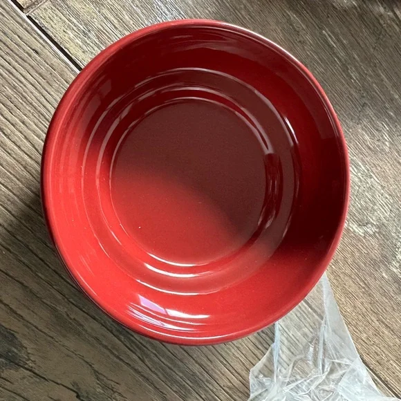 New in Box Scentsy Cream and Red Warmer - Picture 3 of 9